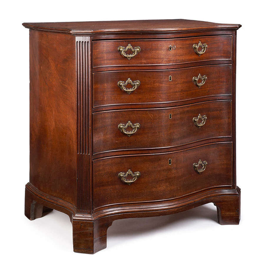 Small mid18th Century mahogany serpentine chest of drawers